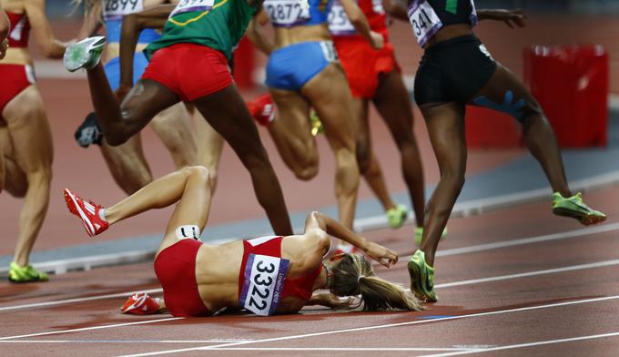 Zaradi borbe za čim boljšo linijo se zgodijo tudi padci. | Foto: Reuters