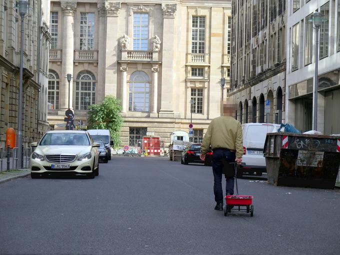 Berlinski umetnik je zbral 99 pametnih telefonov, tako svojih prijateljev kot podjetij, ki jih dajejo v najem, in jih je, kakopak vklopljene, naložil v majhen rdeč voziček. | Foto: SimonWeckert.com