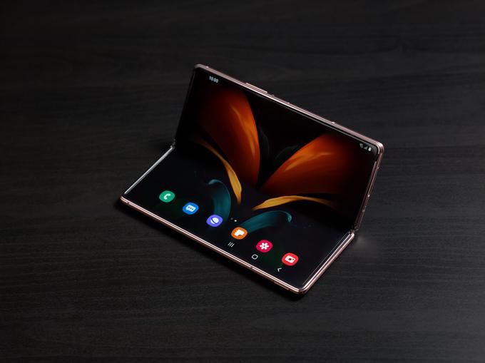 Pregibni telefon Samsung Galaxy Z Fold2 ima za več kot desetino večji izkoristek zaslonskega prostora od svojega predhodnika. | Foto: Samsung