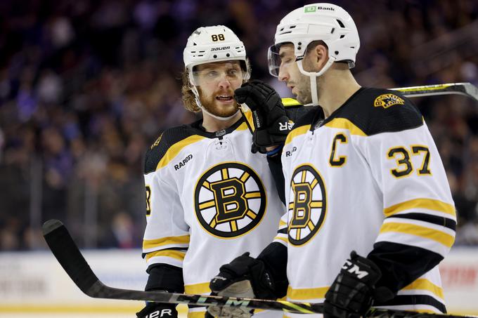 Patrice Bergeron (desno) je dres Bostona nosil skoraj dve desetletji. | Foto: Reuters