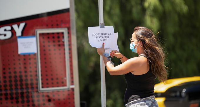 Napis, ki ekipo opozarja, naj pazijo na medsebojno razdaljo. Ta naj bi znašala vsaj šest čevljev oziroma slaba dva metra. | Foto: Reuters