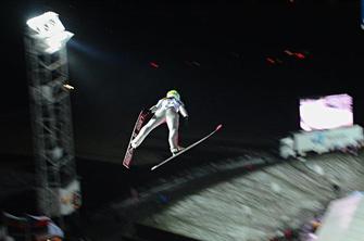 Slovenki med deseterico na skakalni premieri