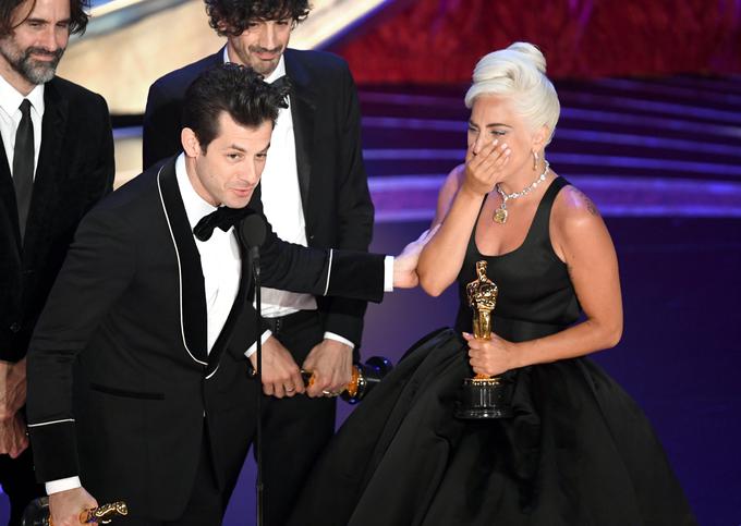 Zvezdniški producent Mark Ronson z objokano Lady Gaga | Foto: Getty Images