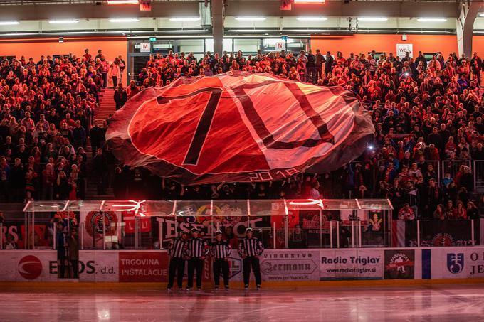 "Jesenice so hokej, sinonim za ta šport. Dokler je bila železarna sponzor, je to delovalo, stvari so se odvijale, kot so se morale. Na žalost je zdaj tako, da železarna ne da več toliko sponzorskega denarja, tako da je tudi upad pri članskem hokeju viden." | Foto: Urban Meglič/Sportida