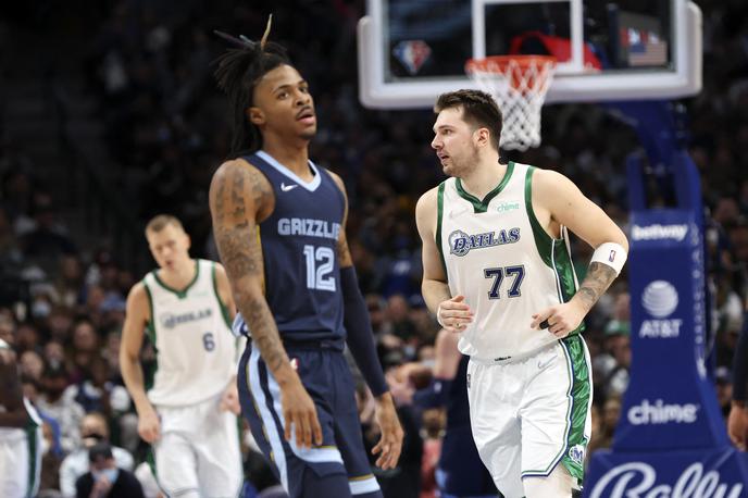 Luka Dončić | Luka Dončić se je izkazal proti Jaju Morantu, neposrednemu tekmecu za mesto v začetni peterki na tekmi zvezd, ki bo 20. februarja v Clevelandu. | Foto Reuters