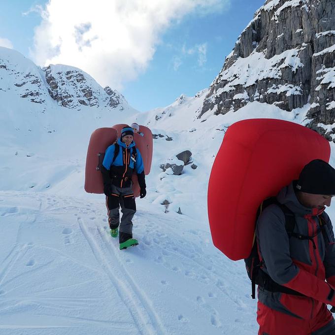 Ena od rešilnih bilk v primeru, da vas ujame snežni plaz, so plazovni nahrbtniki. | Foto: Facebook.com/pg/verticaladventureslovenia