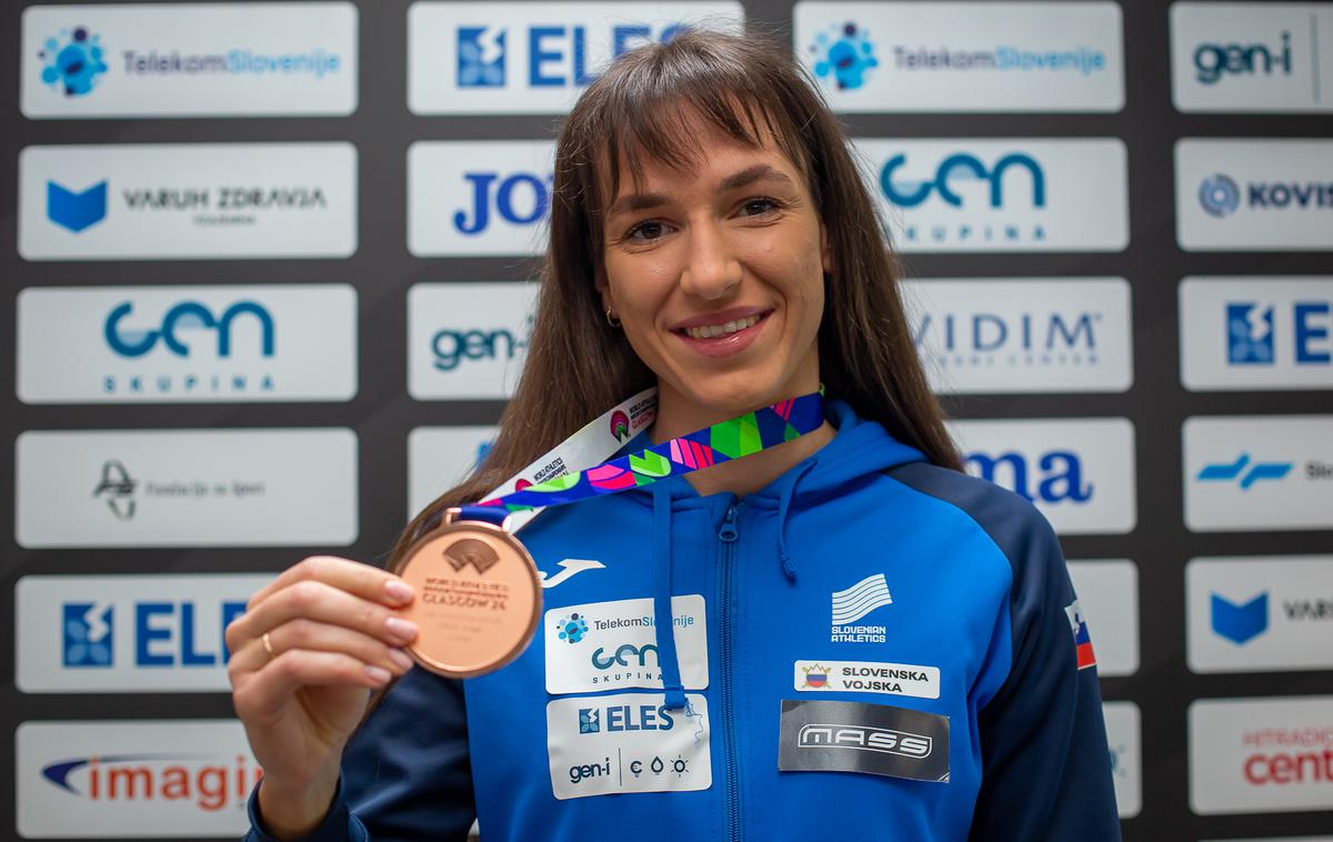 Lia Apostolovski, medalja | "Uspelo mi je nekaj neverjetnega," se ej danes na sprejemu v Ljubljani veselila nosilka bronastega odličja s SP v Glasgowu Lia Apostolovski. | Foto Peter Kastelic/AZS