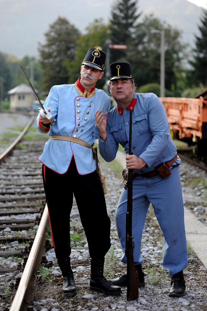 Vožnja po bohinjski progi je tudi zgodovinsko obarvana. Na Bledu se na vlak vkrca prestolonaslednik Franc Ferdinad s spremstvom, ki je bil leta 1906 del slavnostnega odprtja bohinjske proge. | Foto: Dean Duboković