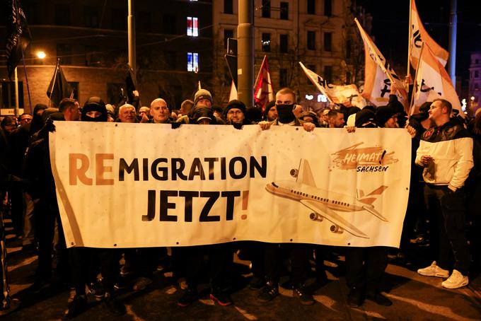 Pred magdeburško katedralo so se zbrali podporniki skrajno desne stranke AfD in s skandiranjem pozivali k deportaciji migrantov. | Foto: Reuters