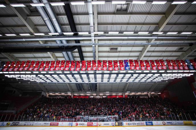 HDD Jesenice navijači | V Podmežakli se bo tudi v prihodnji sezoni igrala Alpska liga. | Foto Peter Podobnik/Sportida