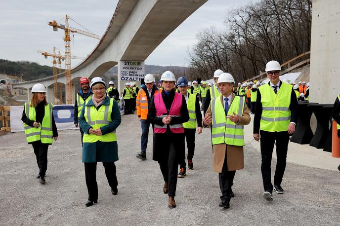 Viadukt Vinjan, drugi tir | Po besedah ministrice Bratušek je viadukt Vinjan prvi železniški viadukt v Sloveniji, ki se je gradil s tehnologijo prosto konzolne gradnje. Na tak način je bil sicer zgrajen avtocestni viadukt Črni Kal. | Foto STA