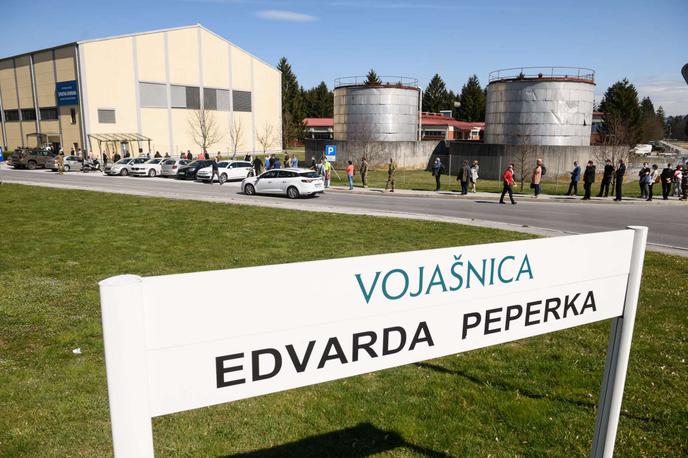 Vojašnica | V ljubljanski vojašnici poleg celovite energetske sanacije in notranje prenove desetih obstoječih objektov načrtujejo gradnjo treh objektov za garažiranje vojaških vozil, novega poveljstva in gradnjo dveh dodatnih nastanitvenih objektov, nadalje izgradnjo fotovoltaičnih elektrarn ter komunalno ureditev celotnega kompleksa. | Foto STA