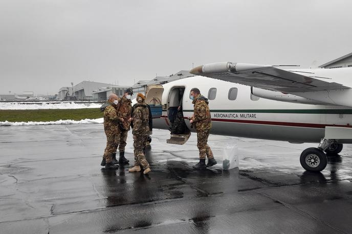 Zdravstveni delavci italijanske vojske za zdaj ne bodo več pomagali v slovenskih bolnišnicah | Minister za zdravje Poklukar je poudaril, da bodo z njimi ostali v stiku, če bo Slovenija morda še potrebovala pomoč oz. obratno. | Foto Twitter Slovenska vojska