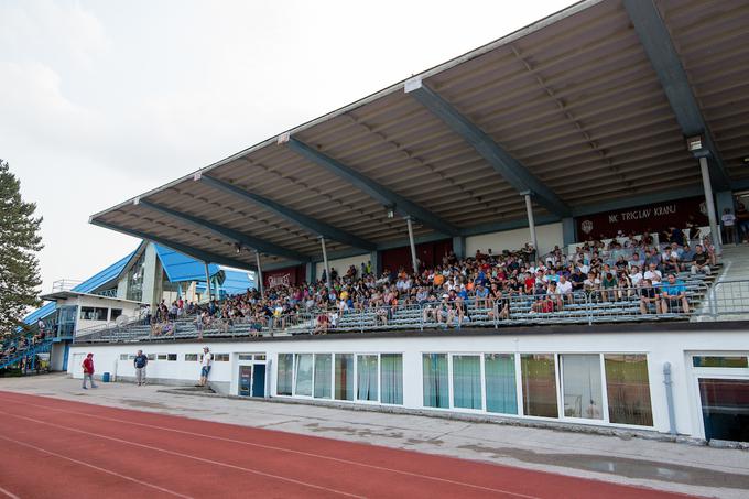 Na tribunah se je v Športnem centru Kranj zbralo veliko gledalcev. Bilo jih je okrog tisoč, kar je lep obisk za pripravljalno tekmo v soparnem poletnem vremenu. | Foto: Matic Klanšek Velej/Sportida