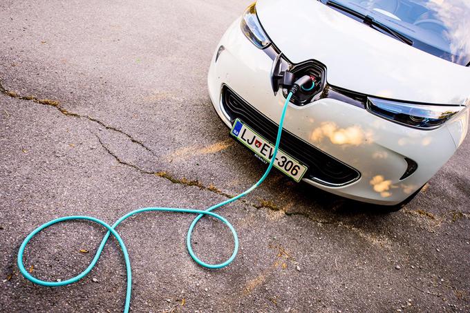 Vsi Renaultovi pooblaščeni servisi so opremljeni s tovarniškim diagnostičnim orodjem. Gre torej za originalni tester za priklop vmesnika za OBD (on-board diagnoza) in ustrezna orodja, prilagojena za vozila Renault in predpisana s standardi Renault. | Foto: Renault