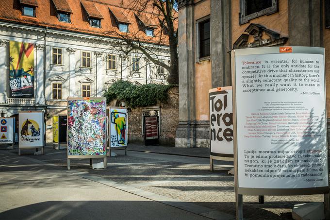 Mirko Ilić je avtor razstave plakatov strpnosti svetovno znanih oblikovalcev in oblikovalk, ki je postavljena na Trgu francoske revolucije: Milton Glaser (ZDA), Yuko Shimizu (Japonska), Paula Scher (ZDA), Novi kolektivizem (Slovenija), Iztvan Orosz (Madžarska), Peter Bankov (Rusija), Jianping He (Kitajska), Fons Hickmann (Nemčija), Michel Bouvet (Francija), Chaz Maviyanne-Davies (Zimbabve), Alejandro Magallanes (Mehika), David Tartakover (Izrael), Sue Coe (Velika Britanija), Anette Lenz (Francija), Tarek Atrissi (Libanon), Hamza Abdelal (Združeni arabski emirati), Mwalimu Saki Mafundikwa (Zimbabve), Sarp Sozdinler (Turčija), Reza Abedini (Iran), Xiao Yong (Kitajska), Felipe Taborda (Brazilija), Manuel Estrada (Španija). | Foto: 