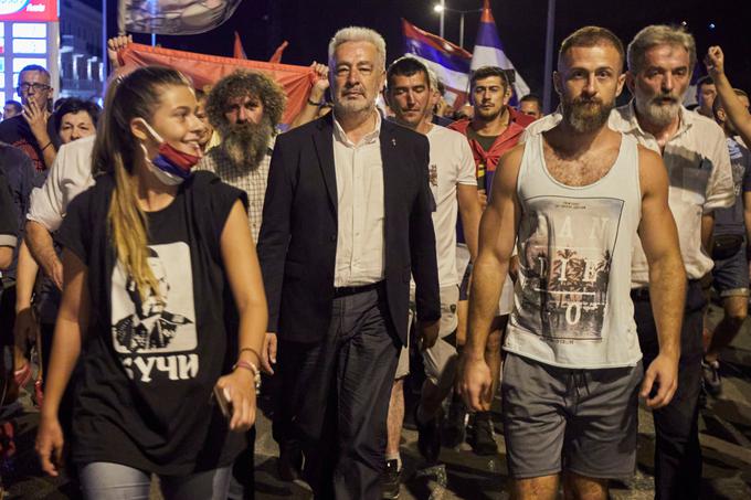 Novi predsednik črnogorske vlade bo najverjetneje univerzitetni profesor Zdravko Krivokapić (na fotografiji na sredini), ki vodi prosrbsko koalicijo strank z imenom Za boljšo prihodnost Črne gore. V strankarsko politiko je Krivokapić vstopil šele letos. Pred tem je bil vodja nevladne organizacije Ne damo Črne gore, ki jo je podpirala Srbska pravoslavna cerkev in je bila na čelu protestov proti zakonu o podržavljenju cerkvenega premoženja. Poleg prosrbske koalicije Za boljšo prihodnost Črne gore novo vlado sestavljata še dve bolj sredinski in proevropsko usmerjeni stranki. Nova koalicija ima v 81-članskem parlamentu 41 glasov, glas več od opozicije. | Foto: Reuters