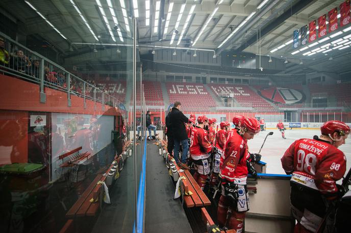 Acroni Jesenice SŽ Olimpija Alpska liga derbi | Jeseničani so z 1:4 izgubili z vodilno Val Pusterio, ki je dva zadetka ob koncu zadela v prazno mrežo. Gorenjska ekipa je trikrat zadela okvir gola. | Foto Peter Podobnik/Sportida