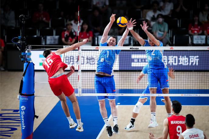 slovenska odbojkarska reprezentanca : Turčija | Slovenski odbojkarji so brez oddanega niza premagali trdožive Turke in ostali neporaženi. Tonček Štern je k zmagi prispeval 22 točk. | Foto VolleyballWorld