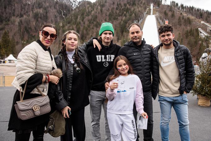 Pika Božič z razširjeno družino: sedanjim partnerjem Andrejem Slaparjem in otroki, Tai Kontrec v sredini | Foto: Mediaspeed