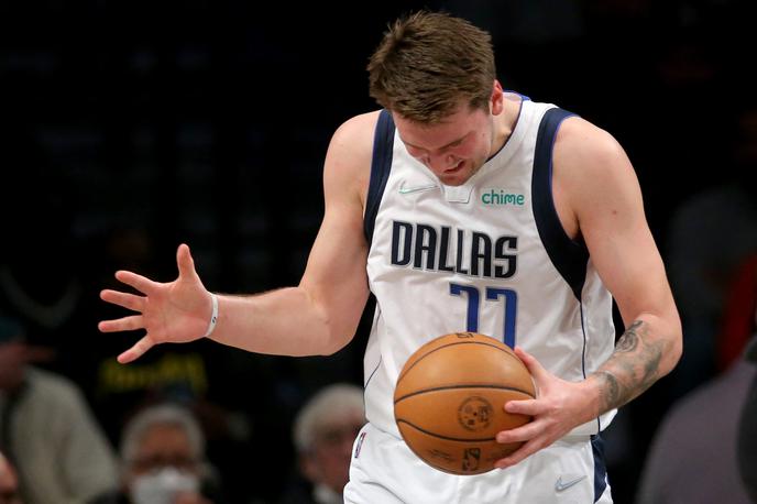 Luka Dončić | Luka Dončić si je poškodoval levo mečno mišico. Ni znano, kdaj bo spet lahko pomagal soigralcem. | Foto Reuters