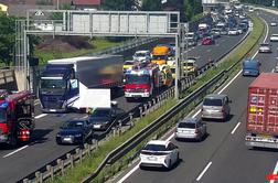 Na obvoznici nalet avtobusa in štirih vozil, na primorki motorist ostal ujet pod vozilom