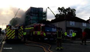 V Londonu zaradi ogromnega požara iz bloka evakuirali več kot sto ljudi #video