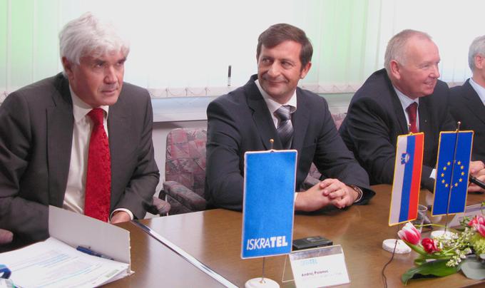 V zadnjih letih je bil glavni ambasador Iskratela in njegovih poslovnih interesov nekdanji minister za zunanje zadeve Karl Erjavec (v sredini). Na fotografiji leta 2007 skupaj z nekdanjim generalnim direktorjem Iskratela Andrejem Polencem (levo). | Foto: STA ,