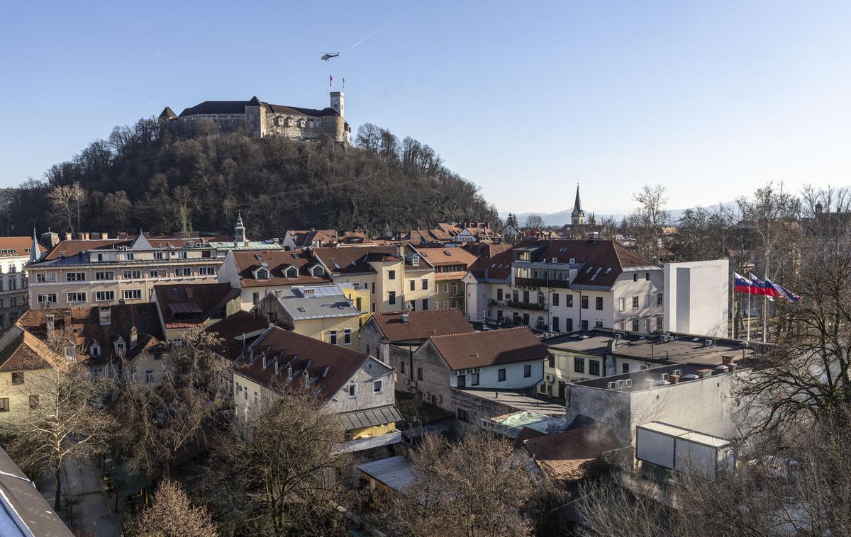 Rezidenca Knafelj, Knafljev prehod. Nepremičnine. Ljubljanski grad. | Letos bo po besedah direktorice zavoda Ljubljanski grad Mateje Avbelj Valentan del, ki bi motila obiskovalce, manj. Bolj intenzivno se bodo posvečali pripravi projektov za ureditev Grajske planote. | Foto Bojan Puhek