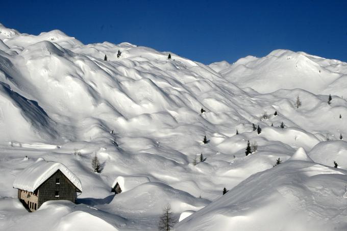 Trenutno je sneg sicer predvsem v visokogorju še pomrznjen in suh ter skorjast, a se bodo danes čez dan in v naslednjih dneh razmere spremenile. V sredogorju je sneg že južen in se mehča. Višina snežne odeje je zelo neizenačena, marsikje je sneg spihan do kopne podlage. Obsežna so območja napihanega snega. | Foto: Manca Ogrin