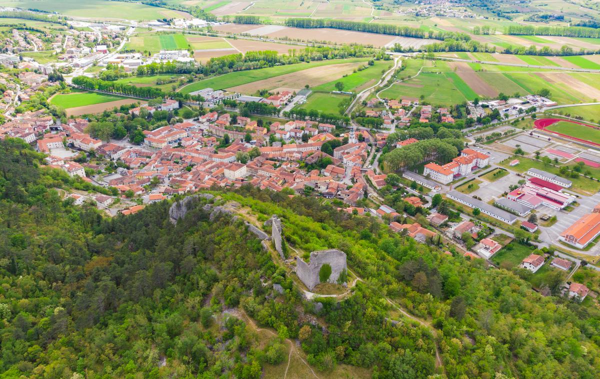 Vipava | Ob arheološkem izkopavanju so odkrili tudi ostanke rimske naselbine. To so ostanki rimskih objektov, vkopanih v geološko osnovo. | Foto Shutterstock