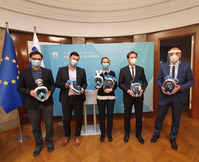 Ob predaji podvodnih mask na ministrstvu za zdravje. Z leve proti desni na fotografiji prof. dr. Matjaž Vogrin, dr. med., dr. Boštjan Lanišnik, dr. med., dr. Tina Bregant, dr. med., prof. dr. Zdravko Kačič, prof. dr. Miralem Hadžiselimović. | Foto: UKC Maribor