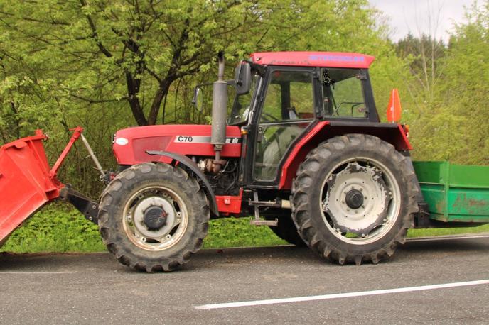 Traktor | Policisti so traktor s priključki zaradi nadaljnjih preiskav tehnične brezhibnosti zasegli. | Foto PU Novo mesto