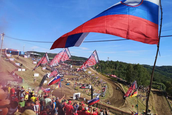 Loket motokros slovenski navijači | Takole so lani Slovenci v Loketu pripravili veliko navijaško veselico. | Foto Matej Podgoršek