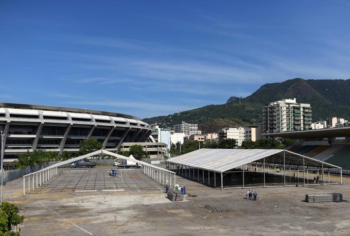 Korona - začasne bočlnice na športnih objektih | Foto: Reuters