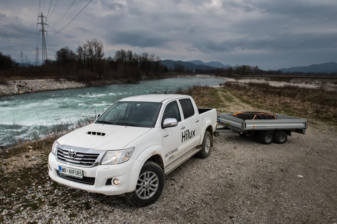 Toyota Hilux se je brez omahovanja sposobna postaviti na čelo voda največjih. Je pravo poveljniško vozilo, ki zmore velikim strojem biti v pomoč. Gorivo, mazivo, priključke in tudi rezervne dele, denimo hidravlične cevi in razna tesnila ter celo gume in gosenice, je sposobna pripeljati na točko nič, tam, kjer iz nedrja zemlje začne rasti gradbeni projekt. | Foto: Klemen Korenjak