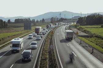 Na primorski avtocesti šestkilometrski zastoj (video)