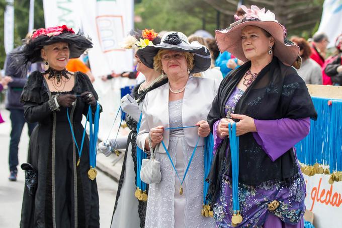 Medalje so podeljevale članice društva Rosa Klementina, ki neguje kulturo oblačenja iz prehoda iz 19. v 20. stoletje.  | Foto: 