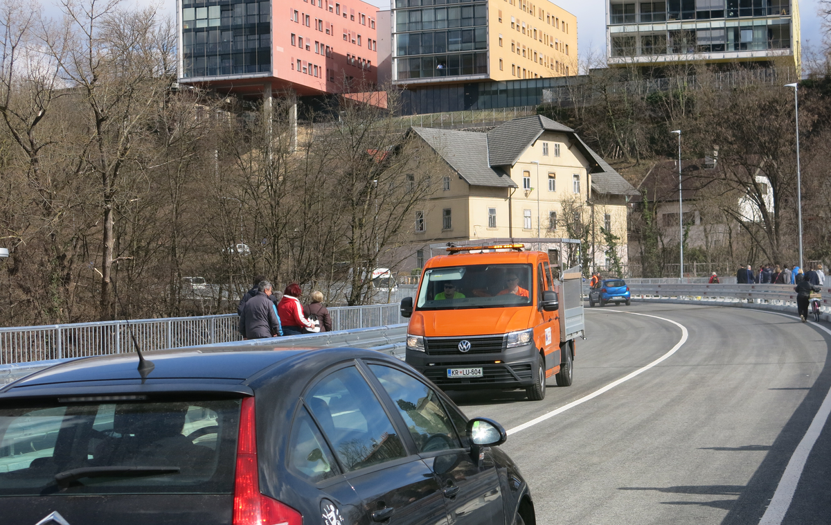 Kranjska zahodna obvoznica | Po več mesecev dolgi zapori so v Kranju za promet spet odprli obnovljen most čez Savski otok. | Foto STA