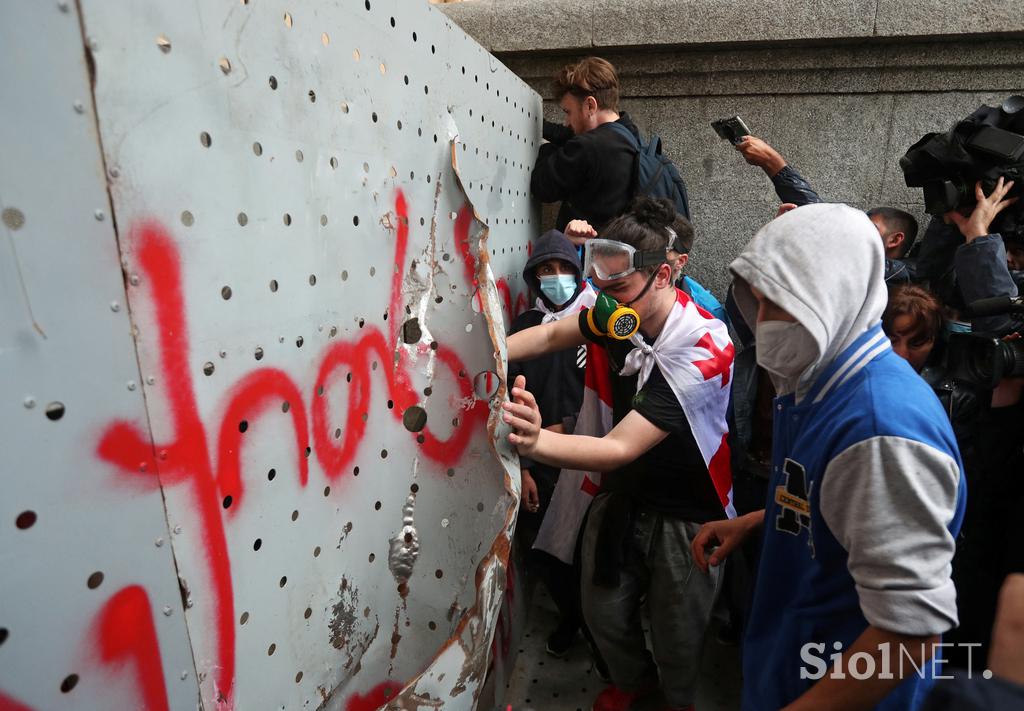 Protestniki pred gruzijskim parlamentom v Tbilisiju