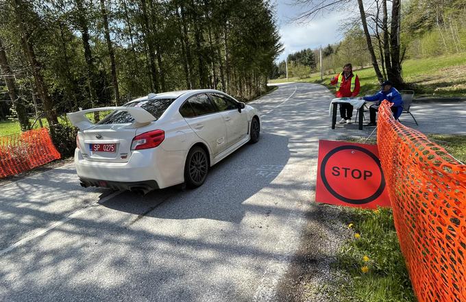 Eden ključnih delov relija je ogled in popis proge. To še toliko bolj velja na Hrvaškem, kjer so ceste za vse popolna neznanka. Prek vsake hitrostne preizkušnje posadke peljejo le dvakrat in še to s hitrostjo največ 80 kilometrov na uro. Tovarniški vozniki Toyote za popis uporabljajo subaru impreze, pri Hyundaiju pa BMW serije 1. | Foto: Gregor Pavšič