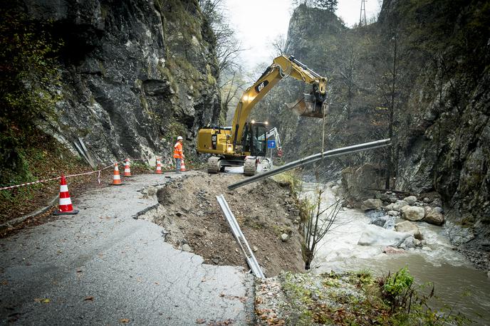 Jelendol Dovžanova soteska | Delavci danes nadaljujejo sanacijo največjih usadov, ki jih je povzročila deroča Tržiška Bistrica. | Foto Ana Kovač