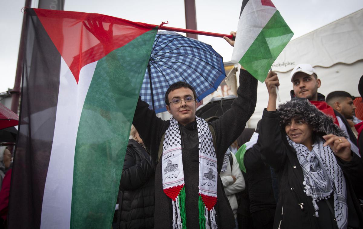 Shod v podporo Palestini | Med četrtkovim shodom v podporo Palestini policija ni zaznala kršitev javnega reda in miru.  | Foto Bojan Puhek