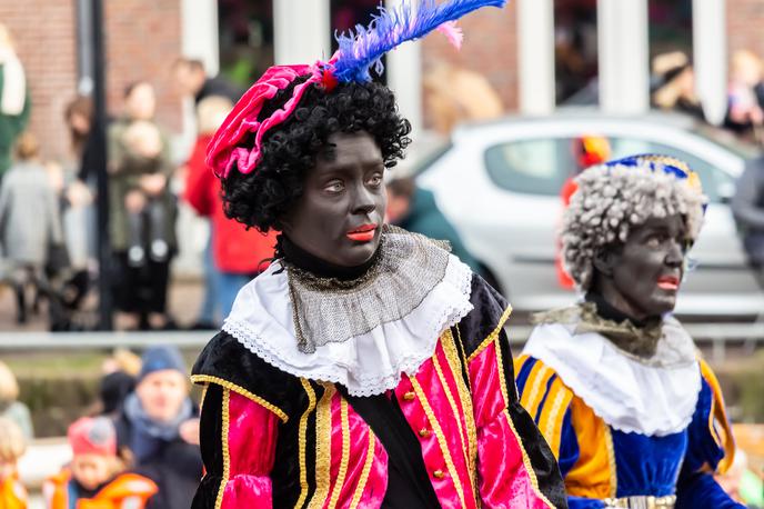 Blackface, Črni Peter | Eden najbolj znanih "počrnjenih obrazov" je bil nizozemski "Črni Peter" (Zwarte Piet), ki so se mu Nizozemci potem odrekli in na pustnih paradah ni več dobrodošel. Nasprotno pa recimo Belgijci z njim vztrajajo. | Foto Shutterstock