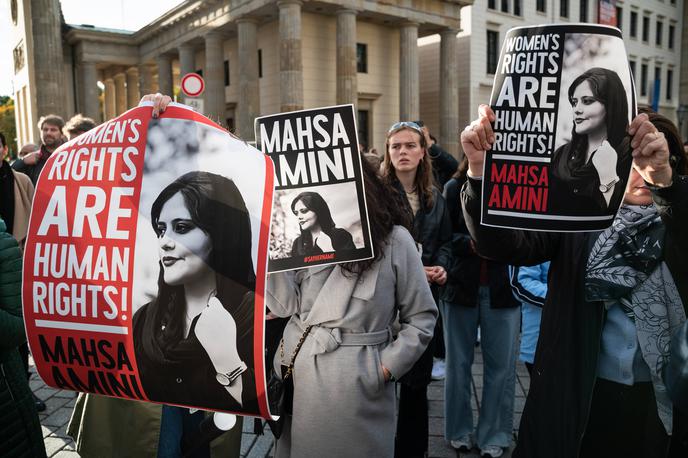 Protest v Nemčiji v podporo Irankam | Po smrti Mahse Amini so v zahodnih državah priredili shode v podporo Irankam. Na fotografiji so udeleženke shoda v Berlinu 28. septembra lani. | Foto Guliverimage