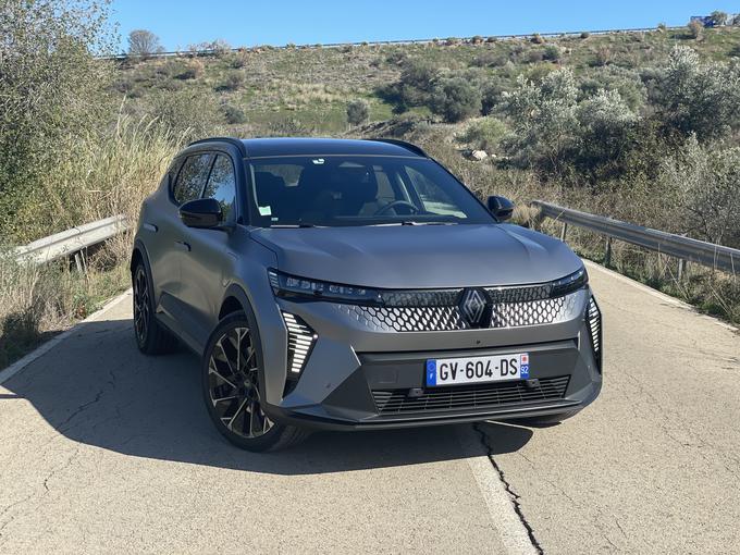 Tudi Renault še ni dosegel večjega deleža električnih vozil znotraj svoje prodaje. Po meganu je novi adut tudi scenic. | Foto: Gregor Pavšič