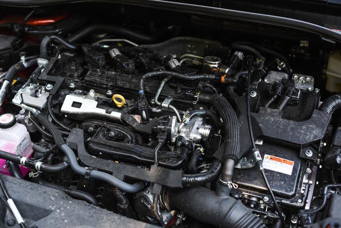 Hibridno postrojenje sistemske moči 135 kilovatov potegne toyoto do 180 na uro, stotico pa v 8,2 sekunde doseže med glasnim "prehitevanjem" vrtljajev motorja. | Foto: Gašper Pirman