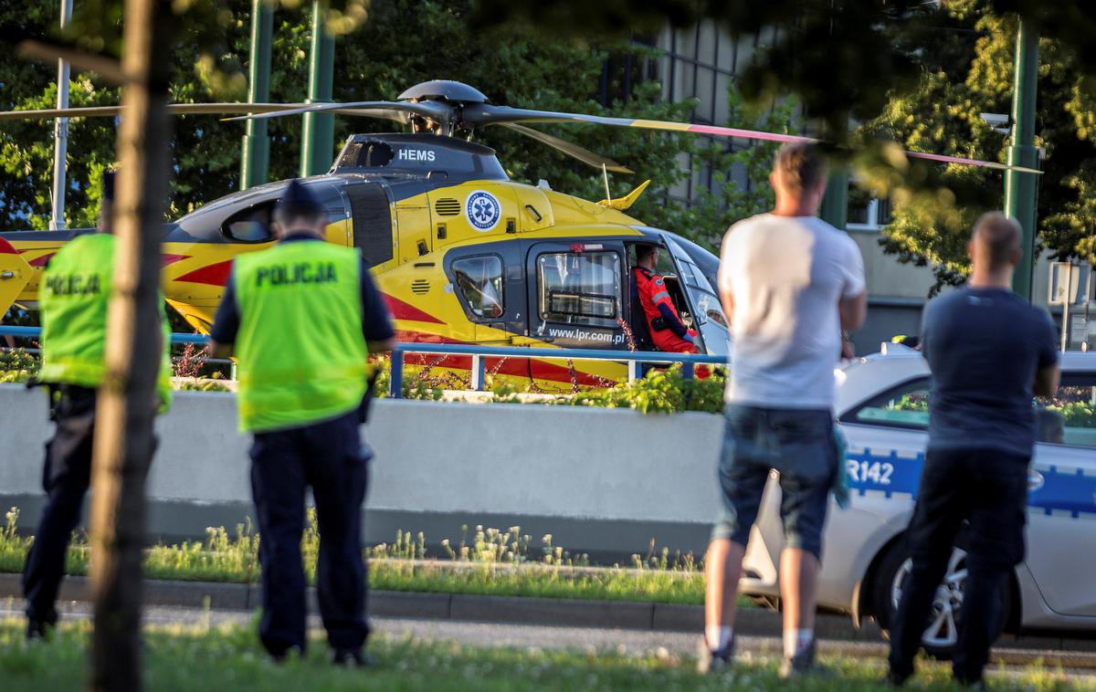 Fabio Jakobsen helikopter | Fabia Jakobsena so po grdem padcu odpeljali v bolnišnico, kjer je prestal operacijo, še vedno pa je v umetni komi. Njegovo zdravstveno stanje je resno, a stabilno. | Foto Reuters