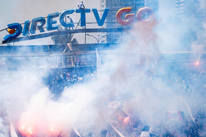 Santiago Čile, Colo Colo | Na petkovem treningu nogometnega kluba Colo Colo v glavnem mestu Čila Santiagu se je podrl reklamni pano pod težo navijačev. Vsaj pet oseb je bilo poškodovanih. | Foto Guliverimage