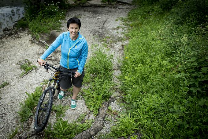 Mojca zadnjih pet let večino prostega časa preživi na kolesu. Zaradi neurejene zakonodaje v Sloveniji najraje kolesari zunaj meja naše države. Njene kolesarske destinacije so tako Italija, Švica in Avstrija, oktobra lani je z gorskim kolesom ubirala celo poti okrog Anapurne. | Foto: Ana Kovač